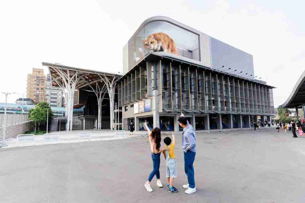 牛牛游戏打造全台最大户外裸视3D LED弧形萤幕，，，，将超立体的软萌胖橘猫动画活跃于顶楼外墙