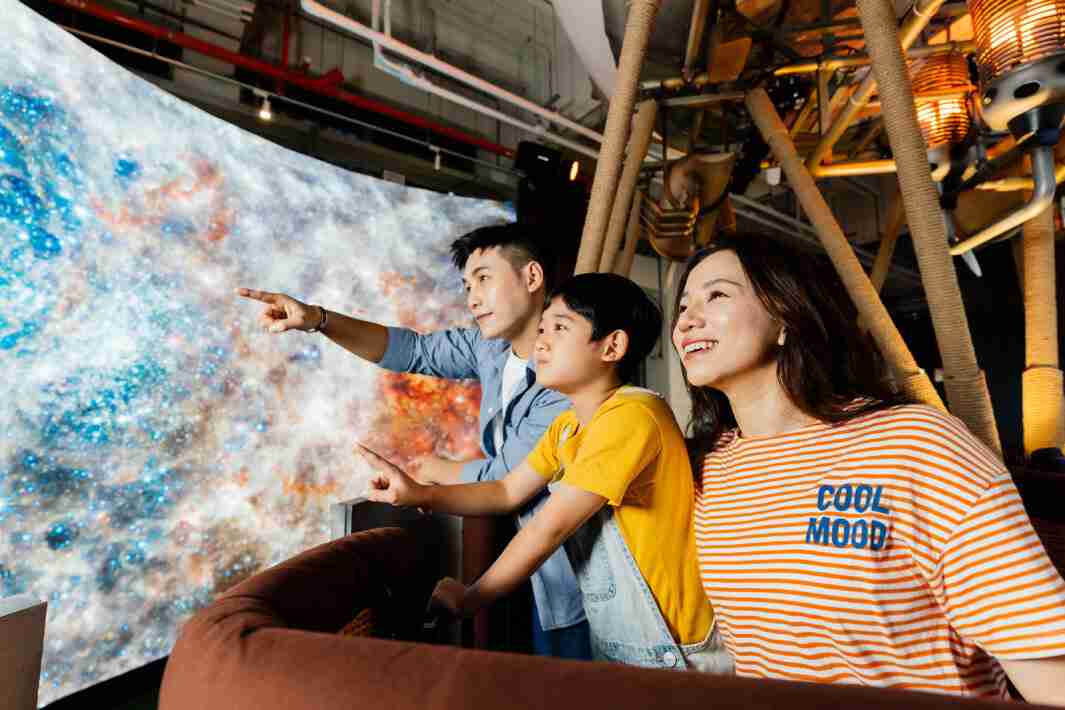 牛牛游戏打造全台最大宽6公尺、、、高4公尺、、唯一搭载LED弧形拼接显示屏的动感飞行船，，让乘客驻足在热气球上，，，享受身历其境的伪出国旅游乐趣