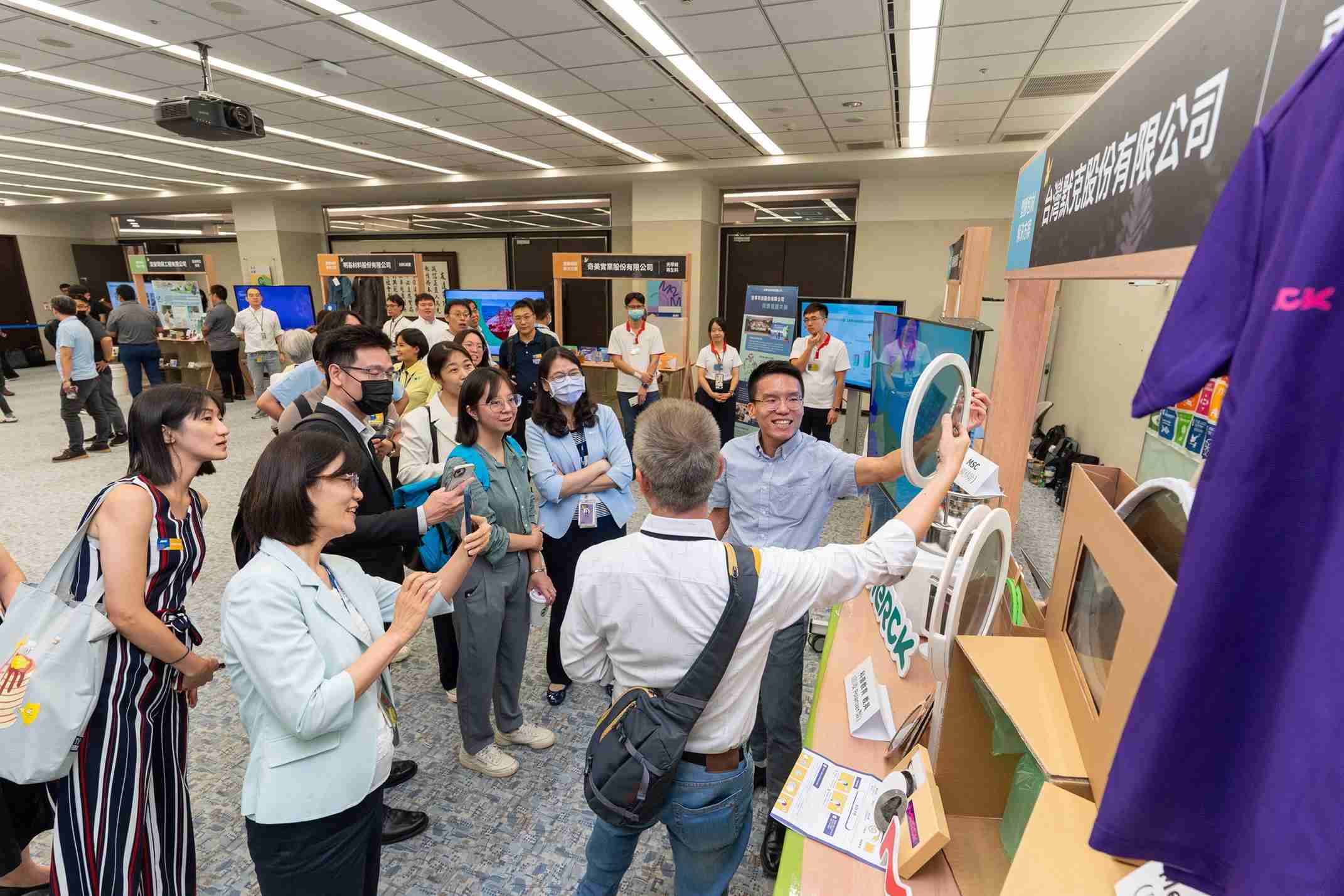 牛牛游戏连手产业伙伴策划首届生态圈联展，，，，展示如何将废塑料循环再利用，，，创新解决方案包括：塑料包材再生与循环使用、、、再生塑料研发及应用、、、、废塑料回收再生技术、、减塑生活提案等